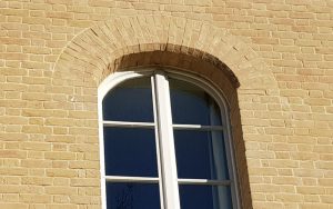 Closeup detail of a structural brick window arch, created by Apex BrickCutters, at Peterhouse College, where the windows are set back from the brickwork.